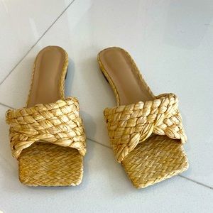 Beautiful summer rattan flat sandals beige size 8